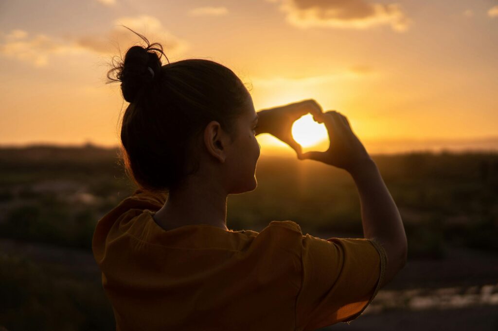 Yêu thương bản thân là gì? Hiểu đúng để thực hành hiệu quả